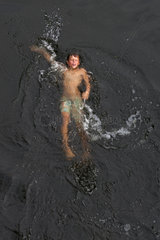 Briescht  Deutschland  Junge schwimmt in einem See