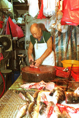 Chinese beim Verarbeiten von Fischen in Hongkong