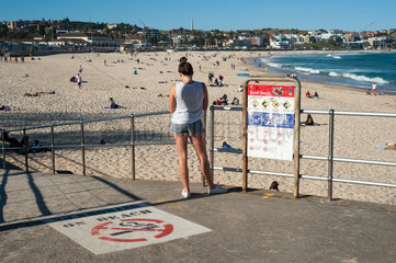 Sydney  Australien  Junge Frau am Bondi Beach