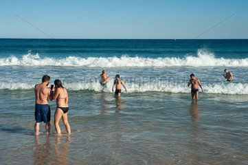 Sydney  Australien  Menschen baden am Bondi Beach