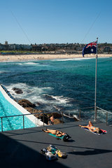 Sydney  Australien  Sonnenhungrige im Bondi Icebergs Swimming Club