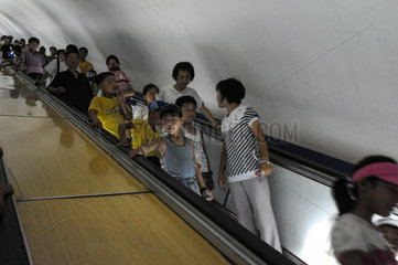 Pjoengjang  Nordkorea  Rolltreppe zur U-Bahn