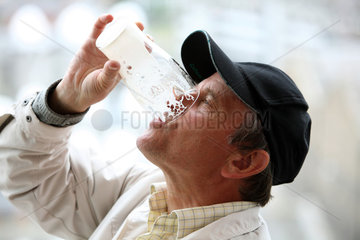 Dublin  Irland  ein Mann trinkt begierig ein Glas Guinnes leer