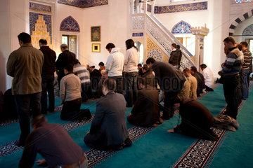 Berlin  Deutschland  Gebet in der Sehitlik-Moschee in Neukoelln