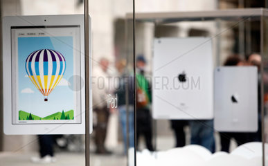Berlin  Deutschland  iPads im neuen Apple Store Berlin