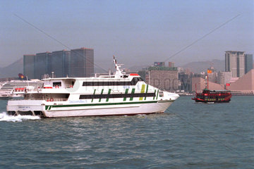 Altes und neues Boot im Victoria Harbour von Hongkong