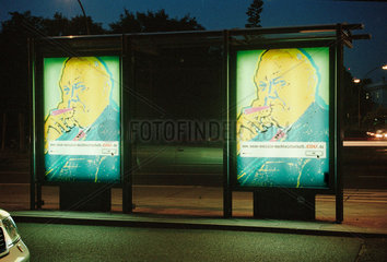 Bushaltestelle bei Nacht mit CDU Werbeplakat f____r die neue soziale Marktwirtschaft