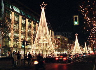 Tauentzienstrasse mit leuchtender Weihnachtsdekoration