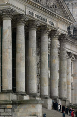 Berlin  Besucher am Reichstag-Portal