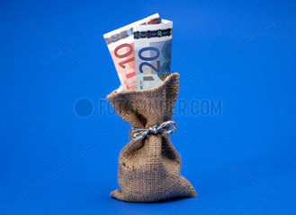 Berlin  Deutschland  EURO-Geldscheine in einem kleinen groben Jutebeutel