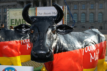 Berlin  Aktion mit Modellkuehen vom European Milk Board
