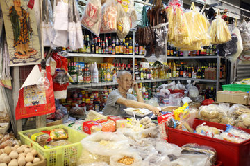Hong Kong  China  Lebensmittelhaendler nimmt eine telefonische Bestellung entgegen