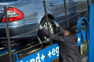 Bremen  Deutschland  Fahrer sichert Auto auf Sattelschlepper
