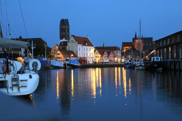 Wismar  Deutschland  Alter Fischereihafen mit Kirche Sankt Marien bei Daemmerung