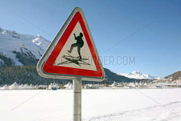St. Moritz  Schweiz  Gefahrenschild -Achtung  Einbruchgefahr auf zugefrorenem See-