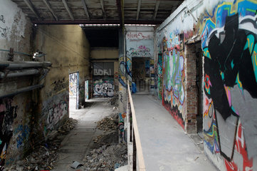 Berlin  Deutschland  Ruinen alter Fabrikhallen in der Revaler Strasse