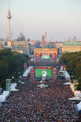Berlin  Deutschland  Menschenmenge auf der Fanmeile zur EM