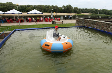 Gomel  Weissrussland  Junge in einem Elektroschlauchboot am Fluss Sosch
