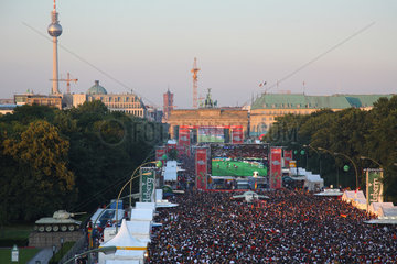 Berlin  Deutschland  Menschenmenge auf der Fanmeile zur EM