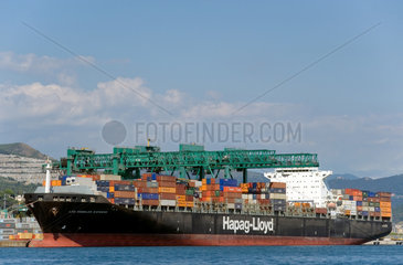 Genua  Italien  Containerschiff der Hapag-Lloyd im Hafen von Genua