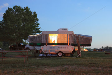 Grand Island  USA  kleiner Wohnwagen auf dem Campingplatz