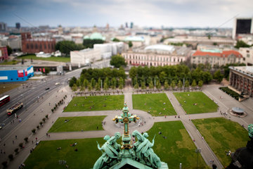 Berlin  Deutschland  der Blick vom Berliner Dom auf den Lustgarten