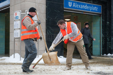 Berlin  Deutschland  Mitarbeiter der BSR beseitigen Schnee und Eis