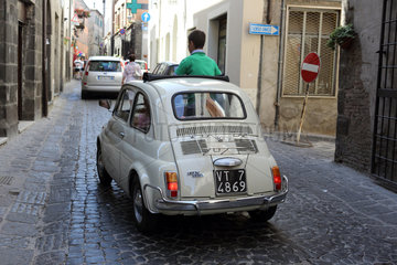 Acquapendente  Italien  Junge schaut waehrend der Fahrt aus dem Schiebedach eines Fiat heraus
