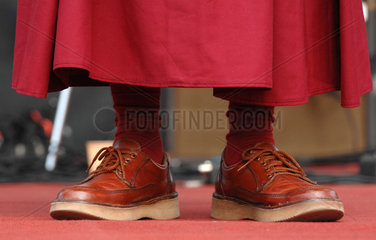 Berlin  Deutschland  Schuhe des Dalai Lama
