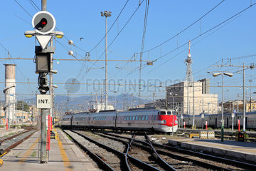 Rom  Italien  Zug der Trenitalia faehrt in den Bahnhof Roma Termini ein
