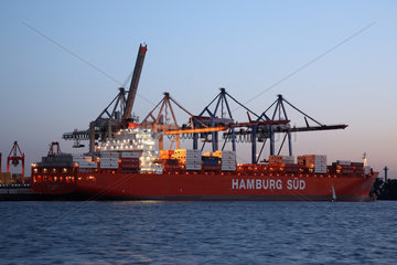 Hamburg  Deutschland  Containerschiffe und Kraene im Freihafen am Abend
