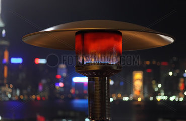 Hong Kong  China  eingeschalteter Heizpilz bei Nacht