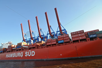 Hamburg  Deutschland  Frachtschiff am Containerterminal Burchardkai