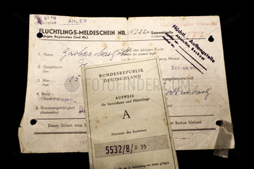 Fluechtlings-Meldeschein und Vertriebenen-Ausweis