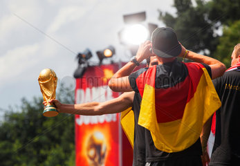 Berlin  Deutschland  Nationalspieler feiern auf der Fanmeile