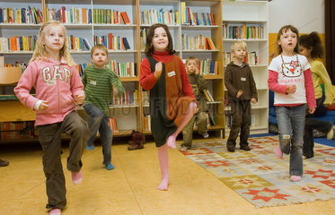 Berlin  Deutschland  Grundschulkinder beim Tanzen