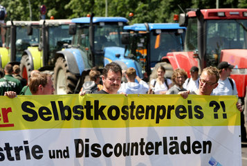 Berlin  Deutschland  Kundgebung von Milchbauern fuer faire Milchpreise