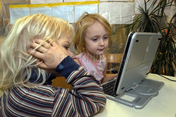 Zwei Maedchen lernen am Computer