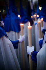 Sevilla  Spanien  Glaeubige mit Kerzen bei einer Prozession am Palmsonntag