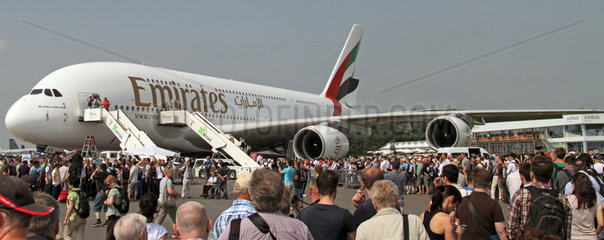 Schoenefeld  Deutschland  Menschenmenge vor einem Airbus A380-800 der Fluggesellschaft Emirates