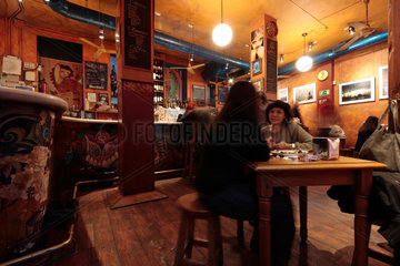 Madrid  Spanien  Gaeste sitzen in einem Restaurant im Zentrum von Madrid
