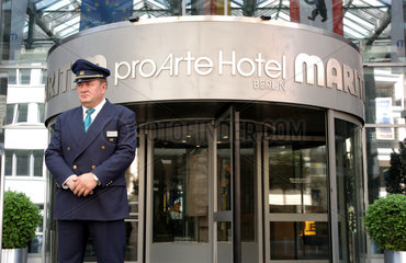 Eingang des Maritim proArte-Hotels mit Pfoertner in der Friedrichstrasse in Berlin