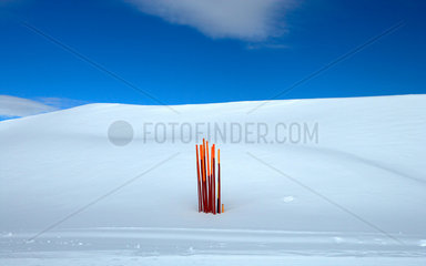 Verbier  Schweiz  farbige Markierungsstangen aus Holz im Schnee