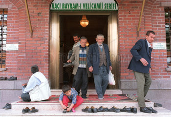 Moslems stroemen nach dem Freitagsgebet aus der Mosche (Ankara)