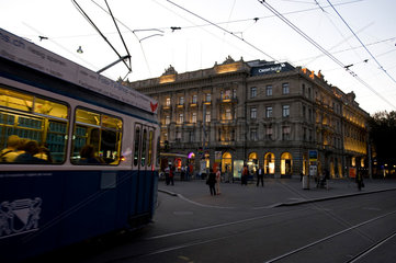 Zuerich  Schweiz  Tram auf dem Paradeplatz und Bahnhofstrasse