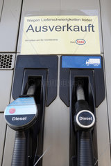 Berlin  Deutschland  Ausverkauft-Schild an einer Dieselzapfsaeule