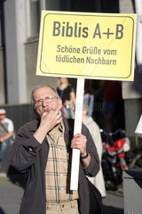 Berlin  Deutschland  ein Mann demonstriert gegen Atomkraft