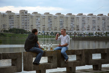 Minsk  Weissrussland  junge Maenner unterhalten sich am Komsomolskoje-See