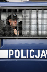 Posen  Polen  Polizist im Einsatzwagen bei einer Demonstration