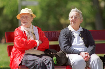 zwei Rentnerinnen auf einer Bank  Schweiz